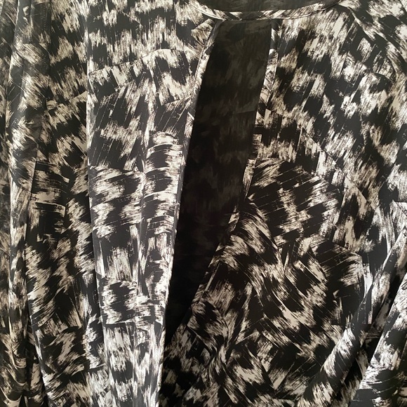 VINCE CAMUTO Women’s Long Sleeves Faux-Wrapped Printed Tops - Picture 3 of 5